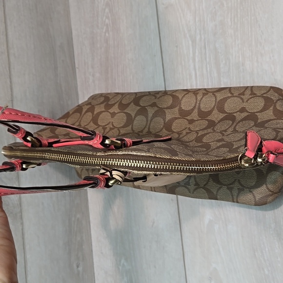 Coach Women  Peyton Signature Cora Logo  Domed Satchel F24606 - Picture 4 of 12